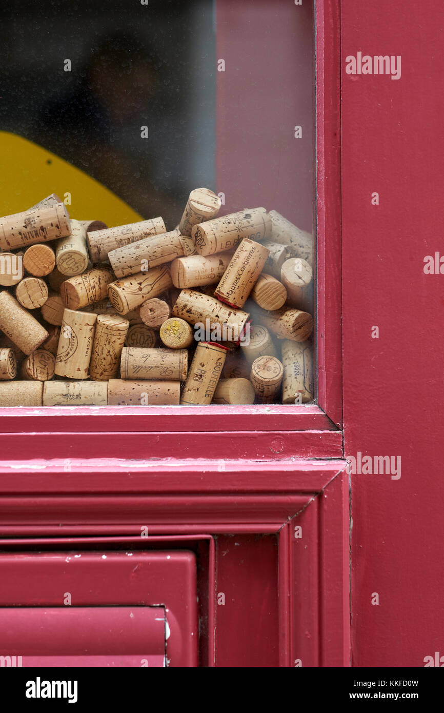 Wine corks dans une fenêtre bistro Banque D'Images