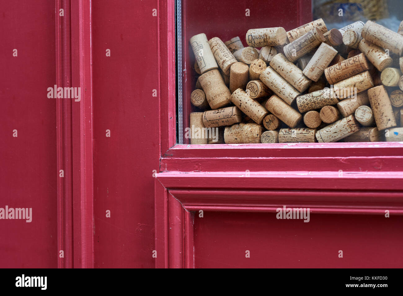 Wine corks dans une fenêtre bistro Banque D'Images