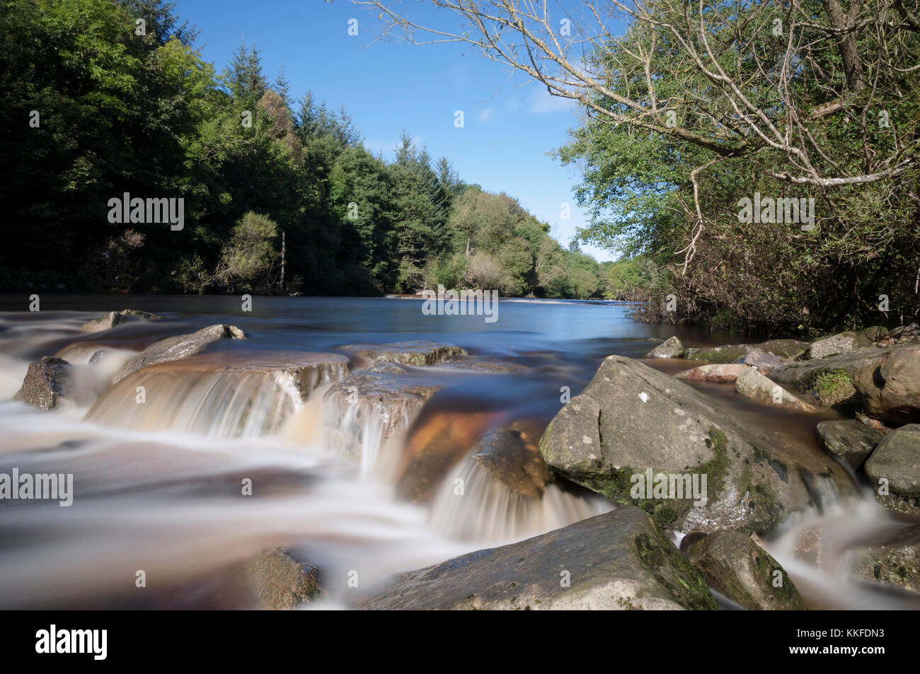 Une longue exposition photo de la rivière l'usure dans le plein débit comme il passe par witton le porter dans le comté de Durham, Angleterre du Nord-Est. Banque D'Images