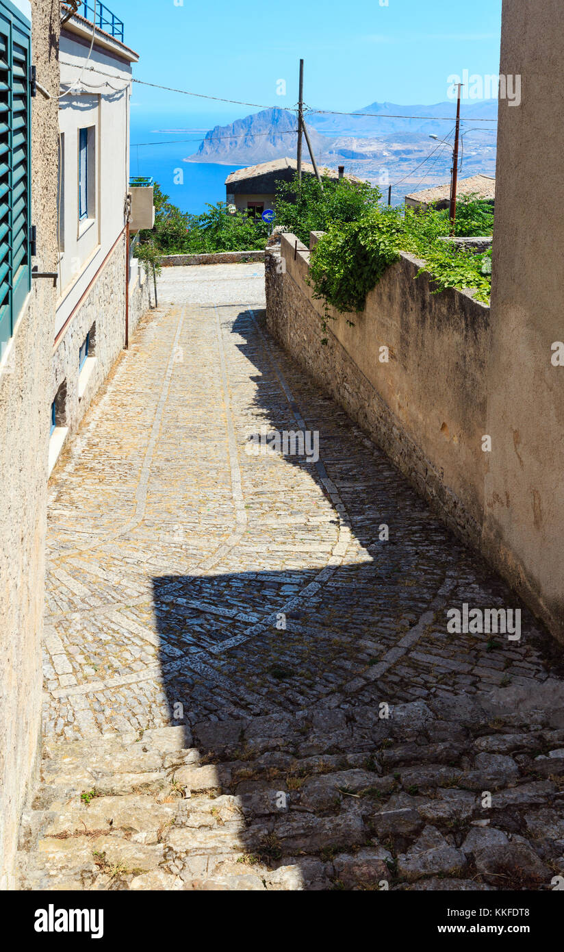 Vue de la côte de la mer Tyrrhénienne, avec le Mont Cofano, rue de la ville de Erice Trapani, Sicile, Italie Région Banque D'Images