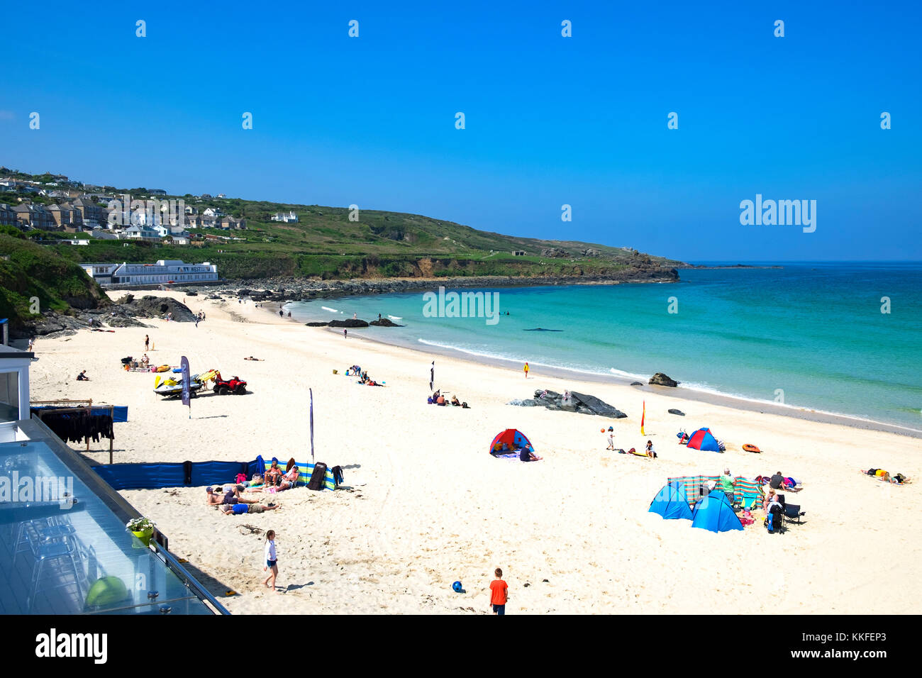 Sable blanc et mer bleue claire à la plage de perran, st.ives, Cornwall, England, UK. Banque D'Images