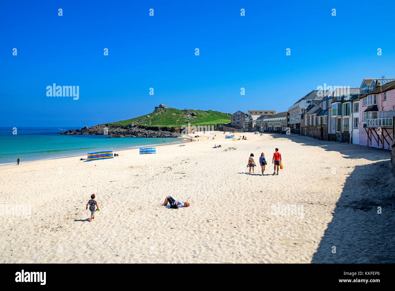 Sable blanc et mer bleue claire à la plage de perran, st.ives, Cornwall, England, UK. Banque D'Images