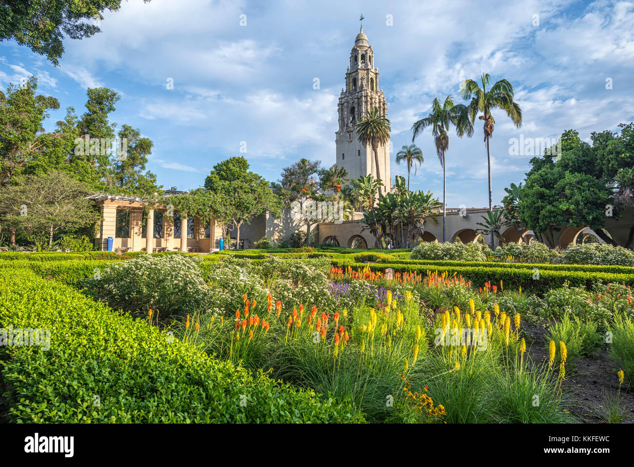 Les jardins de l'Alcazar et la Tour de Californie. Balboa Park, San Diego, Californie. Banque D'Images