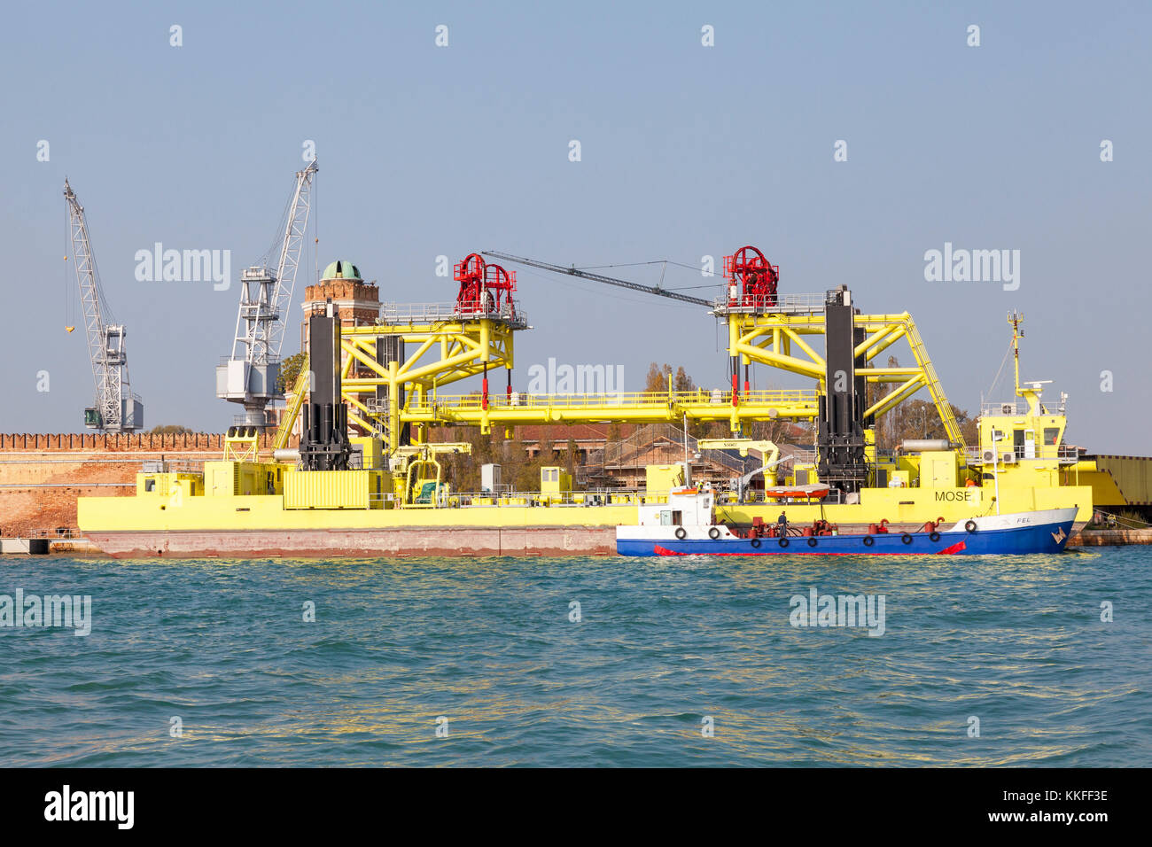 Le Mose 1 Jack-up navire amarré à l'Arsenal, Venise, Italie. Ce navire a été conçu pour soulever et transporter les barrières à l'entrée e Banque D'Images