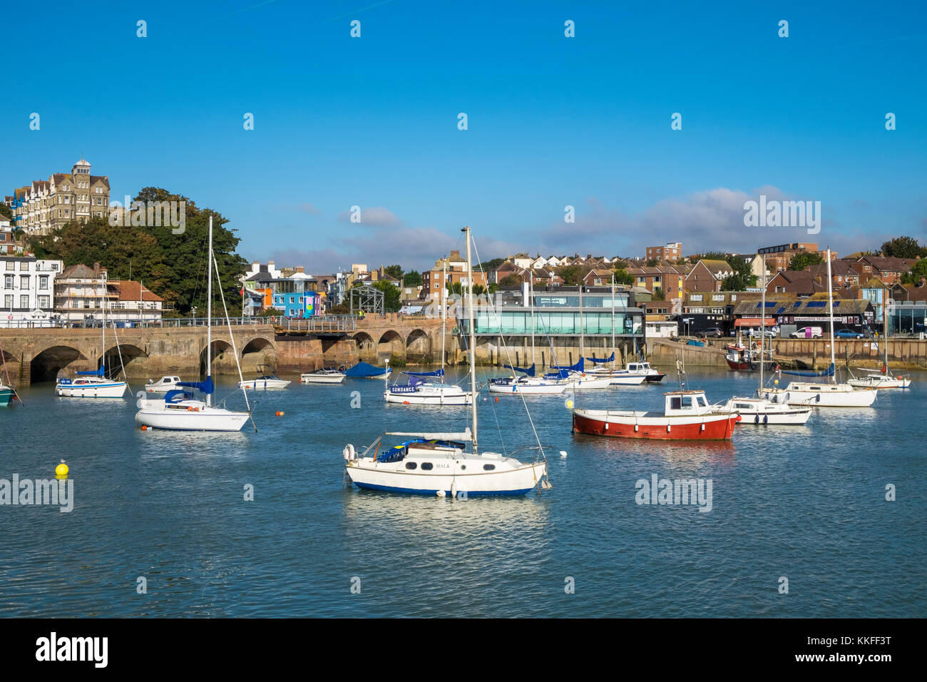 Bateaux amarrés dans le port de Folkestone, Kent, UK Banque D'Images