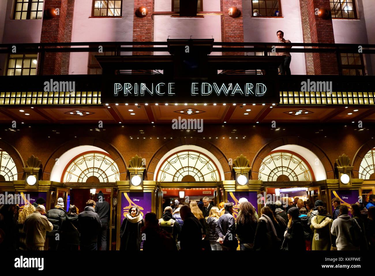 L'auditoire du théâtre de Londres à l'extérieur de la Prince Edward Theatre Banque D'Images