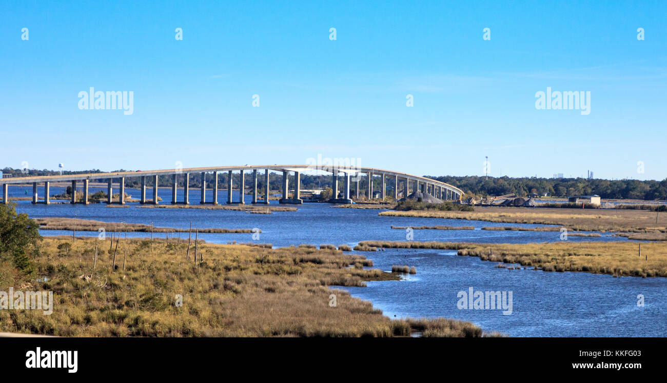 Pont du bassin atchafalaya, aussi appelée la Louisiane airborne memorial bridge, s'étend sur l'eau du bassin atchafalaya et s'étend de Lafayette à Banque D'Images