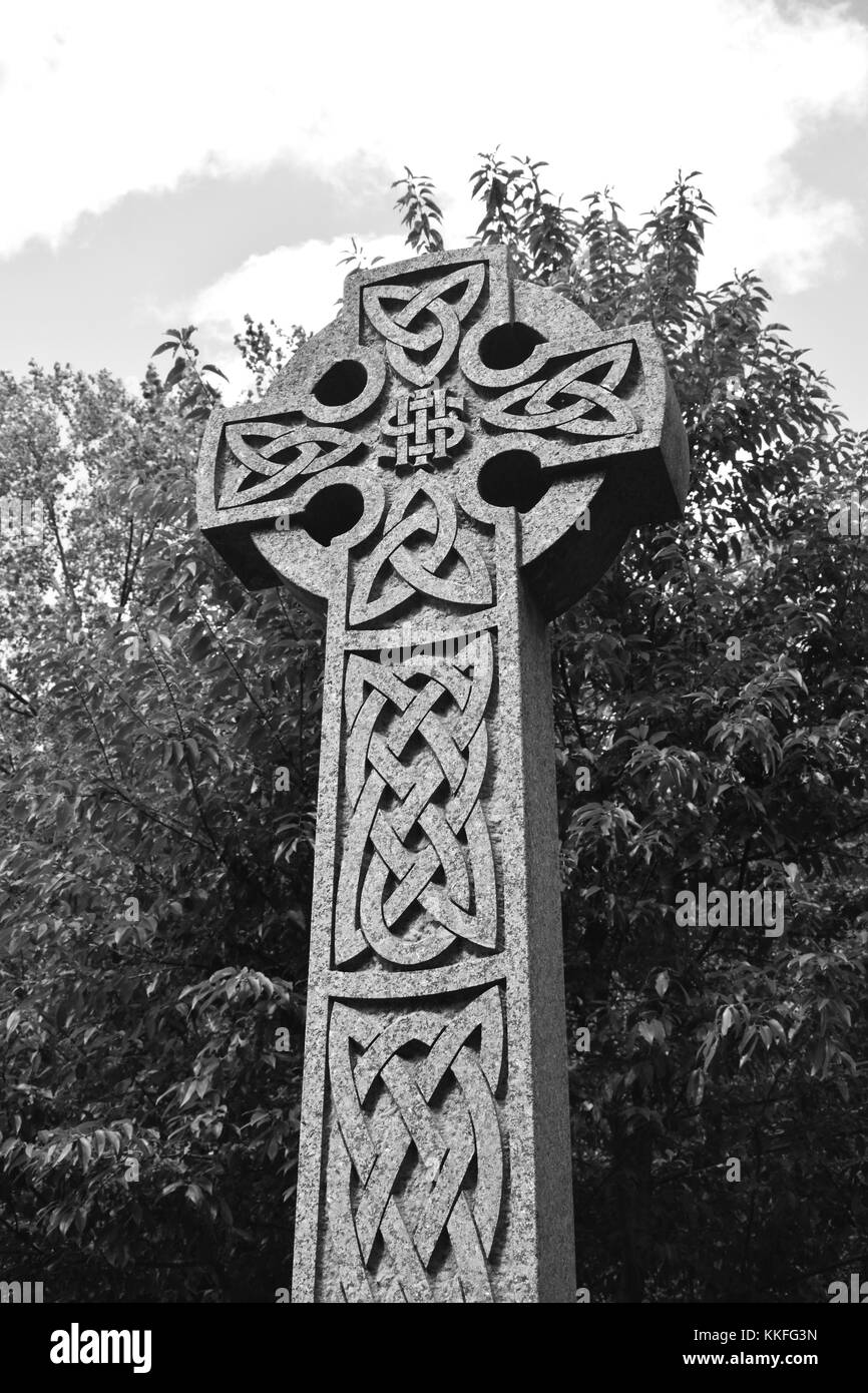 Une croix celtique finement sculptés sert comme un monument à une vie passé. Banque D'Images