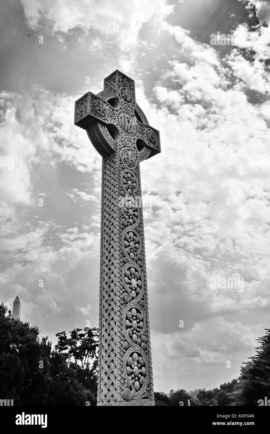 Une croix celtique finement sculptés sert comme un monument à une vie passé. Banque D'Images Une croix celtique finement sculptés sert comme un monument à une vie passé. Banque D'Images
