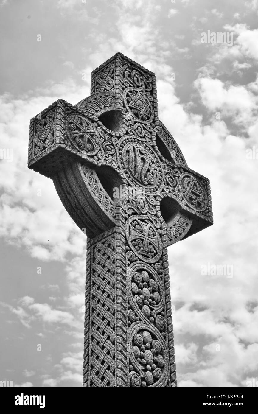Une croix celtique finement sculptés sert comme un monument à une vie passé. Banque D'Images
