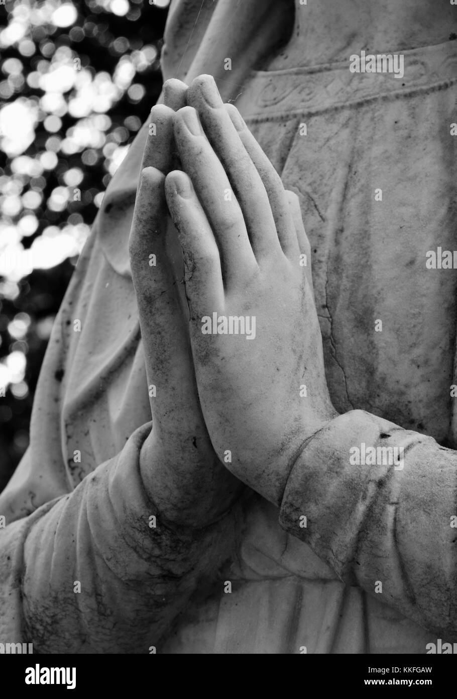 Présentation du coeur avec le repliement de mains en prière. Banque D'Images