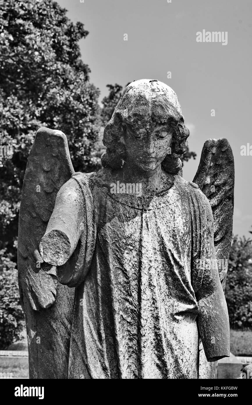L'Archange Gabriel a rendu dans la pierre au-dessus d'une fosse commune dans le cimetière historique Hollywood à Richmond, en Virginie. Banque D'Images L'Archange Gabriel a rendu dans la pierre au-dessus d'une fosse commune dans le cimetière historique Hollywood à Richmond, en Virginie. Banque D'Images