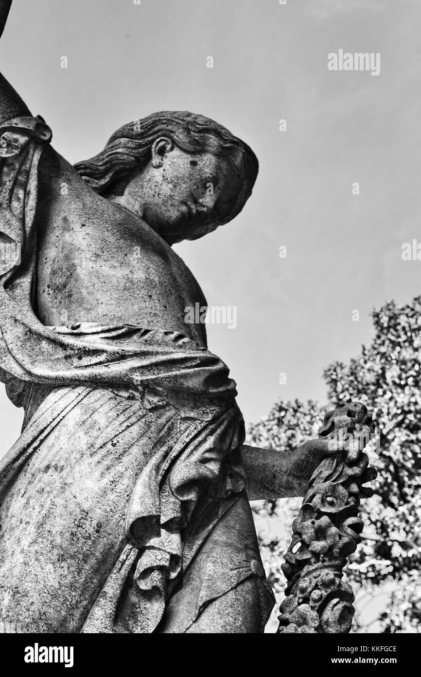 Monter la garde sur une tombe, cette homme magnifiquement sculpté avec des peignoirs semble être en profonde réflexion. Banque D'Images