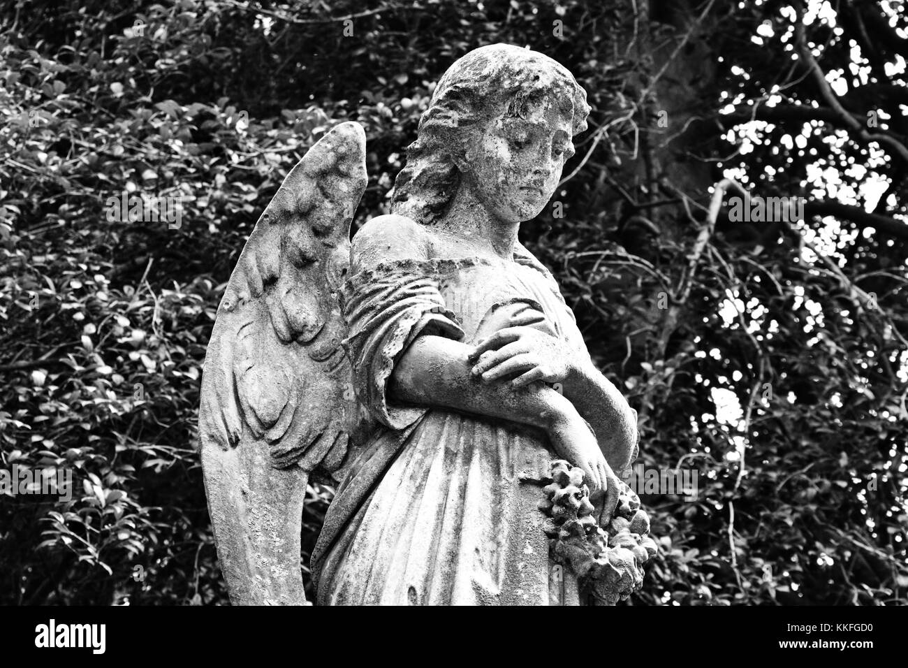 Un ange pensif coups sa tête dans la douleur sur une tombe dans le cimetière historique Hollywood à Richmond, en Virginie. Banque D'Images Un ange pensif coups sa tête dans la douleur sur une tombe dans le cimetière historique Hollywood à Richmond, en Virginie. Banque D'Images