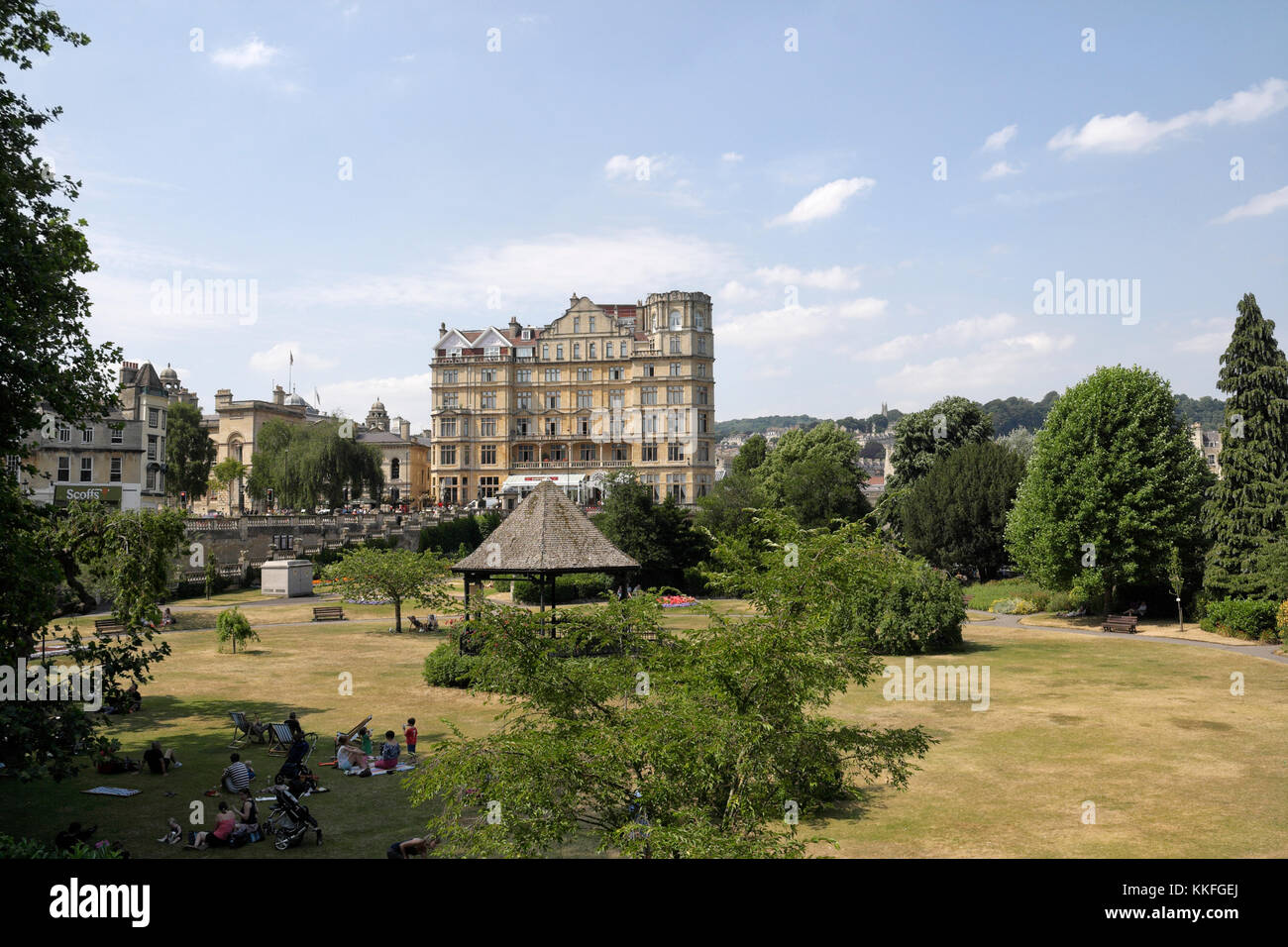 Parade Gardens à Bath, Angleterre, centre-ville, parc historique Empire Hotel Building Banque D'Images