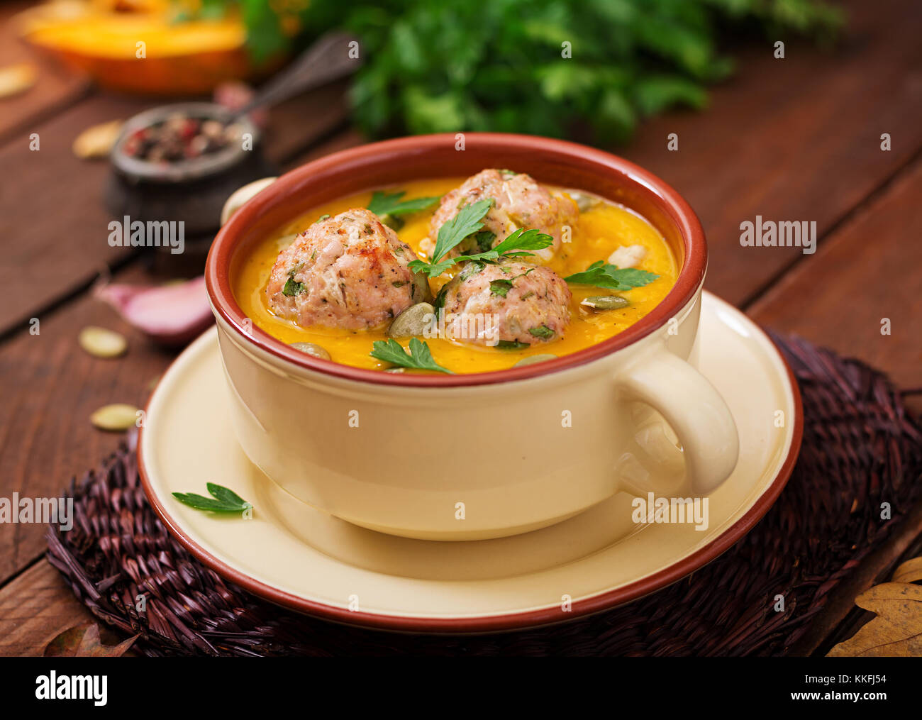 Une délicieuse soupe de potiron aux boulettes de viande hachée de la Turquie dans un bol sur une table en bois. Vue de dessus. jour de Thanksgiving. Banque D'Images