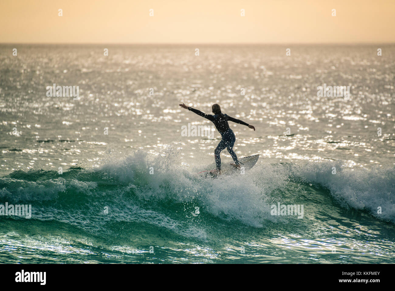 Surfer au coucher du soleil, Big Bay, Cape Town, Afrique du Sud Banque D'Images