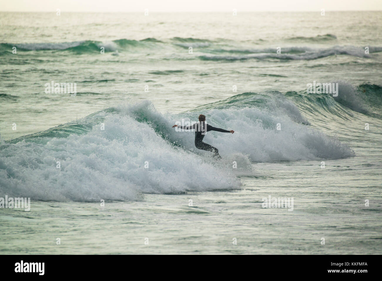 Surfeur au coucher du soleil, Big Bay, Cape Town, Afrique du Sud Banque D'Images