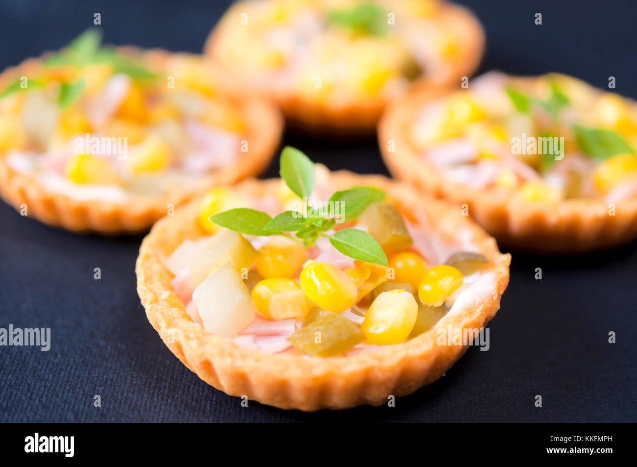 Le maïs et le jambon à la mayonnaise dans petit pastry cup Banque D'Images