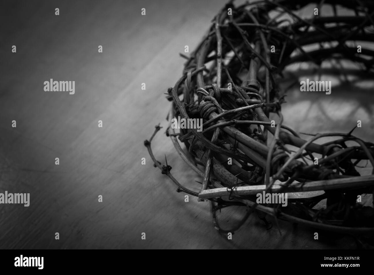 Couronne d'épines comme portés par Jésus Christ dans l'histoire de la passion de Pâques, sur une table en bois Banque D'Images