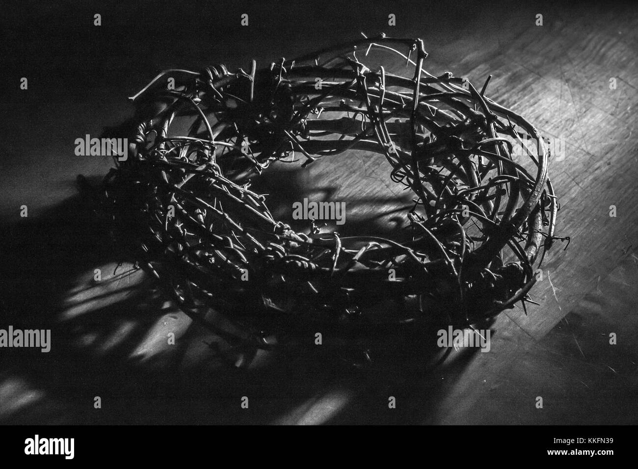 Couronne d'épines comme portés par Jésus Christ dans l'histoire de la passion de Pâques, sur une table en bois Banque D'Images