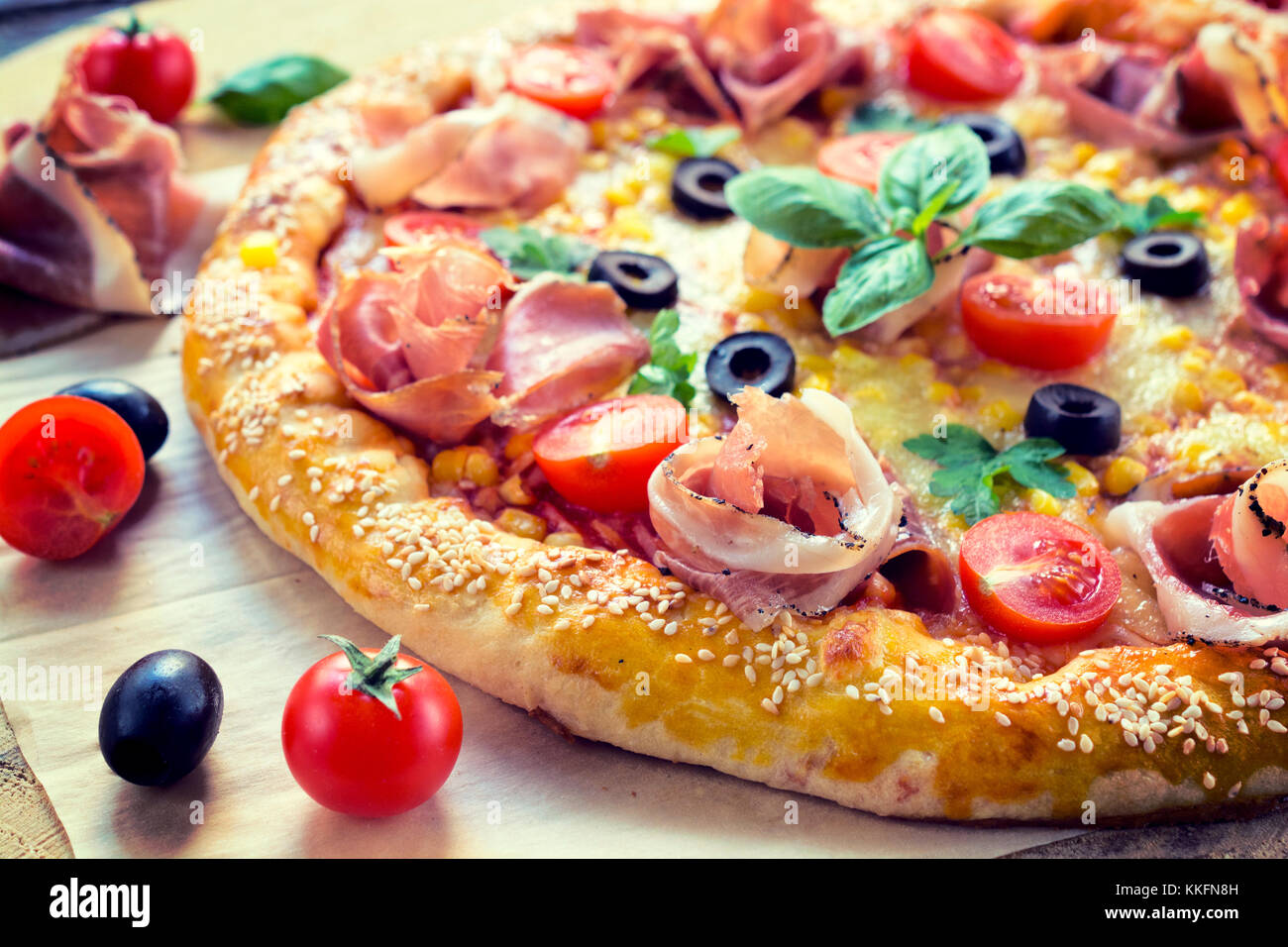 Boulangerie Pâtisserie Pizza prosciutto.focus sélectif sur la partie avant de la pizza Banque D'Images