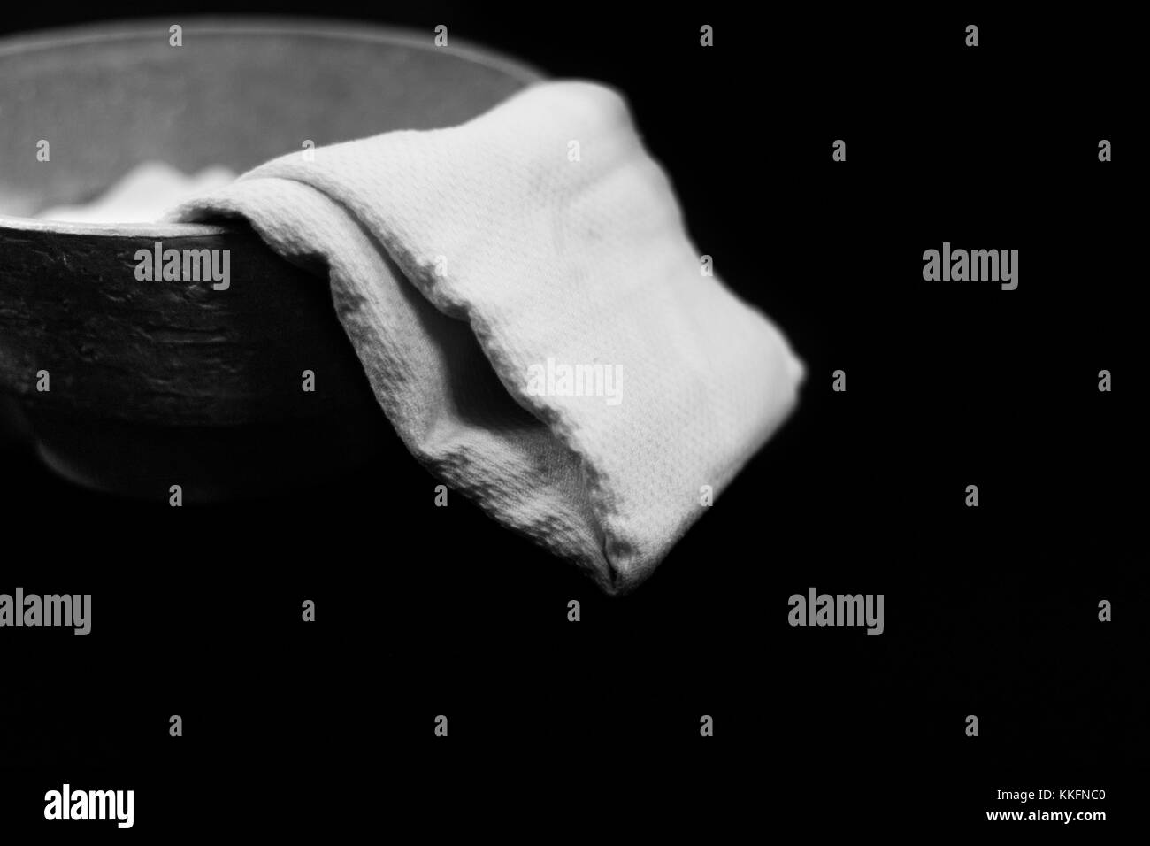 Bol et une tête dans l'utilisée par jésus christ à laver les pieds des disciples dans l'histoire de la passion de Pâques Banque D'Images Bol et une tête dans l'utilisée par jésus christ à laver les pieds des disciples dans l'histoire de la passion de Pâques Banque D'Images