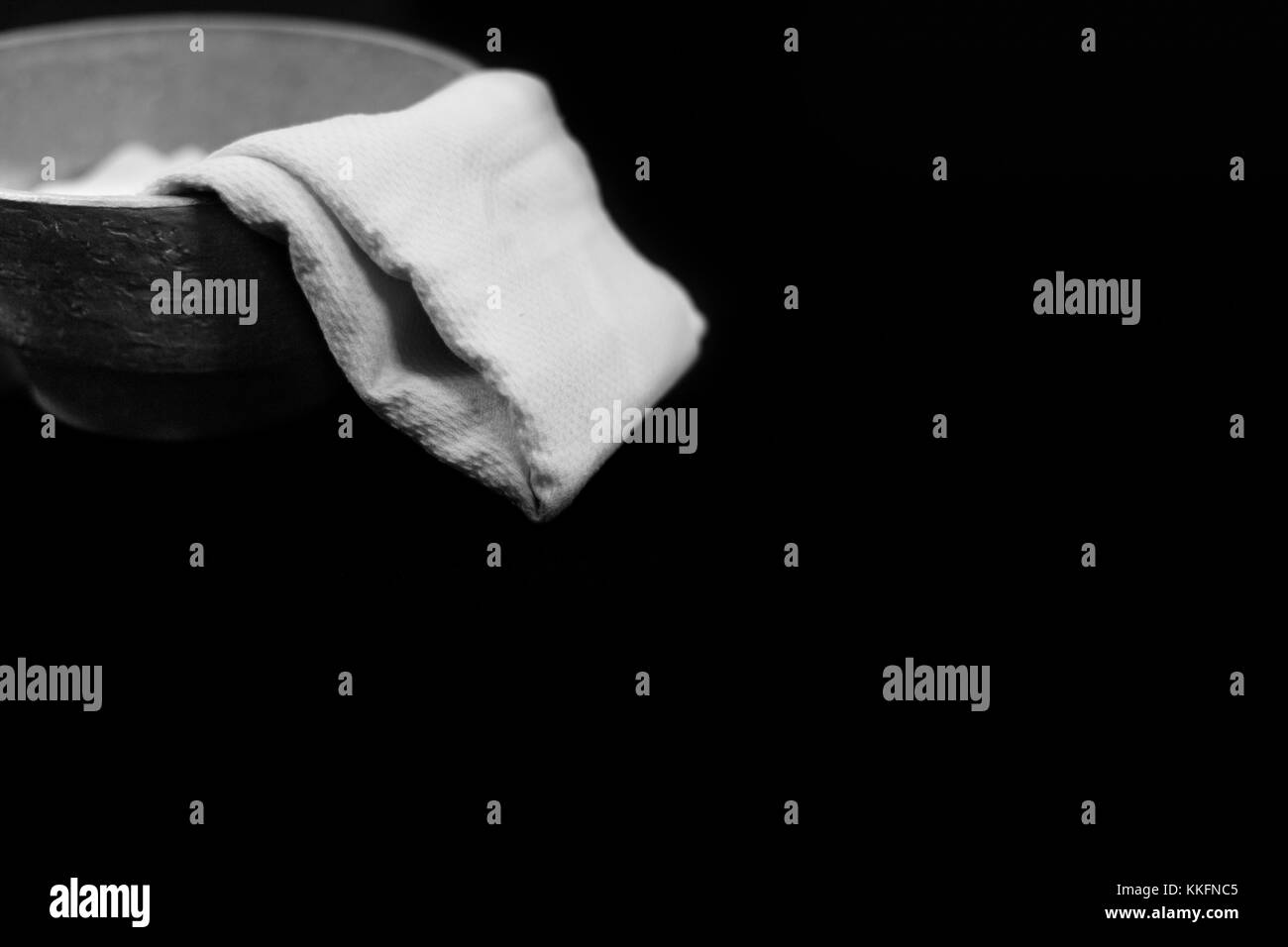 Bol et une tête dans l'utilisée par jésus christ à laver les pieds des disciples dans l'histoire de la passion de Pâques Banque D'Images Bol et une tête dans l'utilisée par jésus christ à laver les pieds des disciples dans l'histoire de la passion de Pâques Banque D'Images