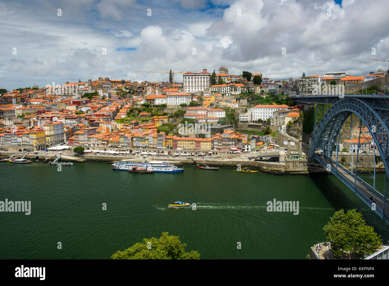 Pont ponte dom luis i dans la vieille ville de Porto Ribeira, à Porto, Portugal Banque D'Images