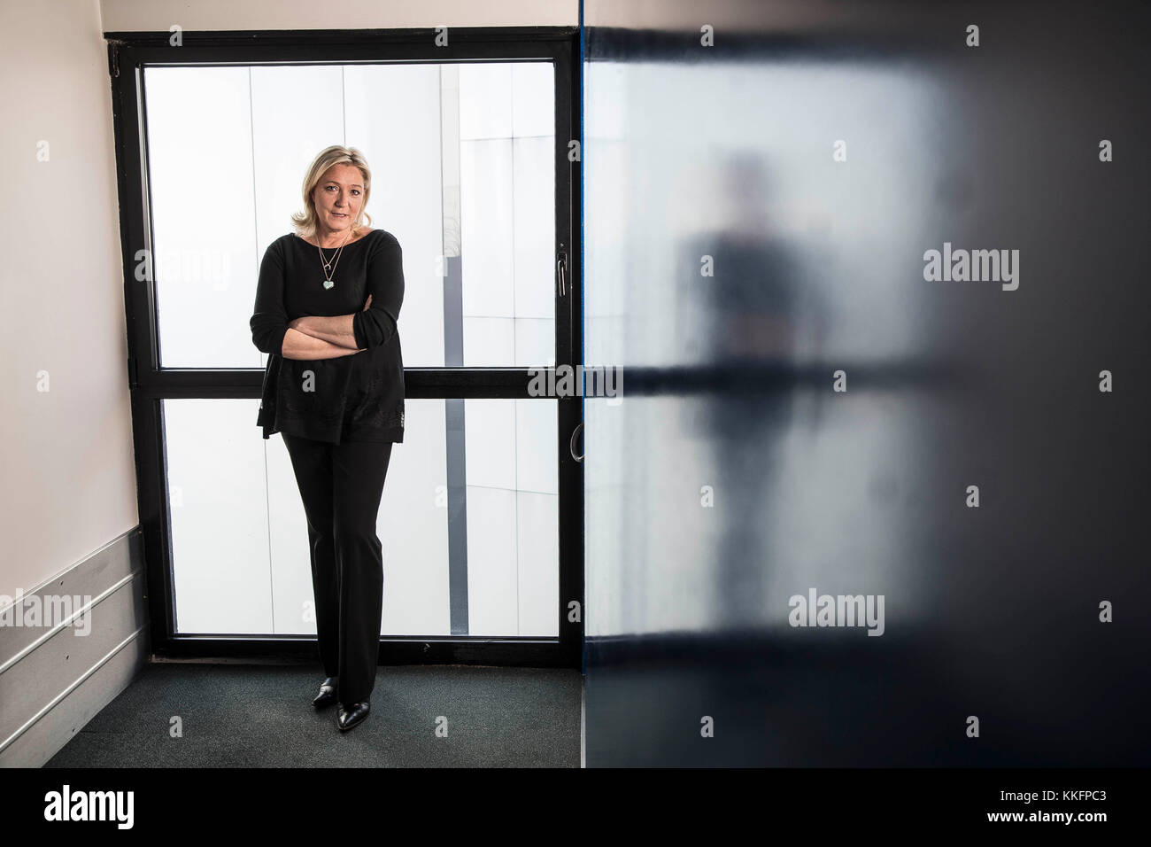 Strasbourg (nord-est de la France) sur 2015/03/12 : portrait 6 Marine Le Pen au Parlement européen. Marine Le Pen dans un couloir du Parlement Banque D'Images