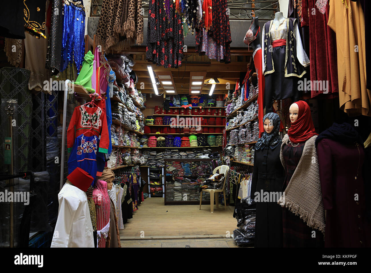 Un étal de vêtements avec divers vêtements et foulards dans un vieux souk à  Tripoli, Liban Photo Stock - Alamy