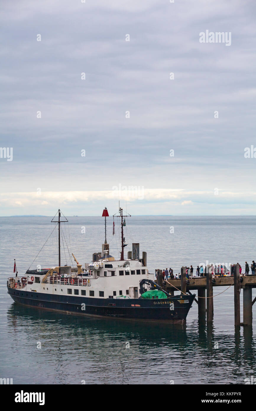 Passagers en attente d'administration MME Oldenburg pour revenir à la terre ferme sur l'île de Lundy, Devon, Angleterre Royaume-uni en Août Banque D'Images