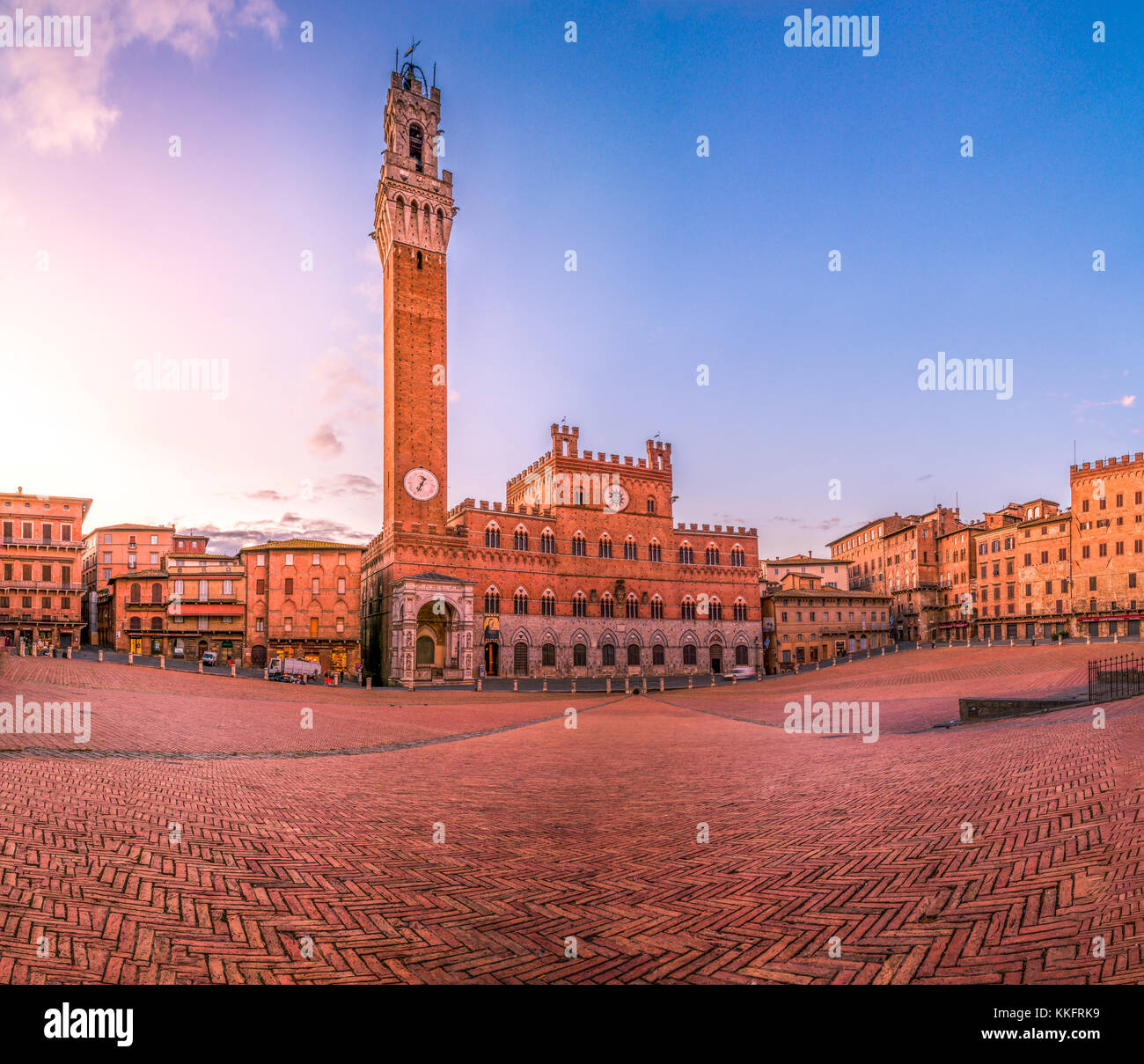 Belle vue sur Sienne En Toscane sur un coucher de soleil en italie Banque D'Images
