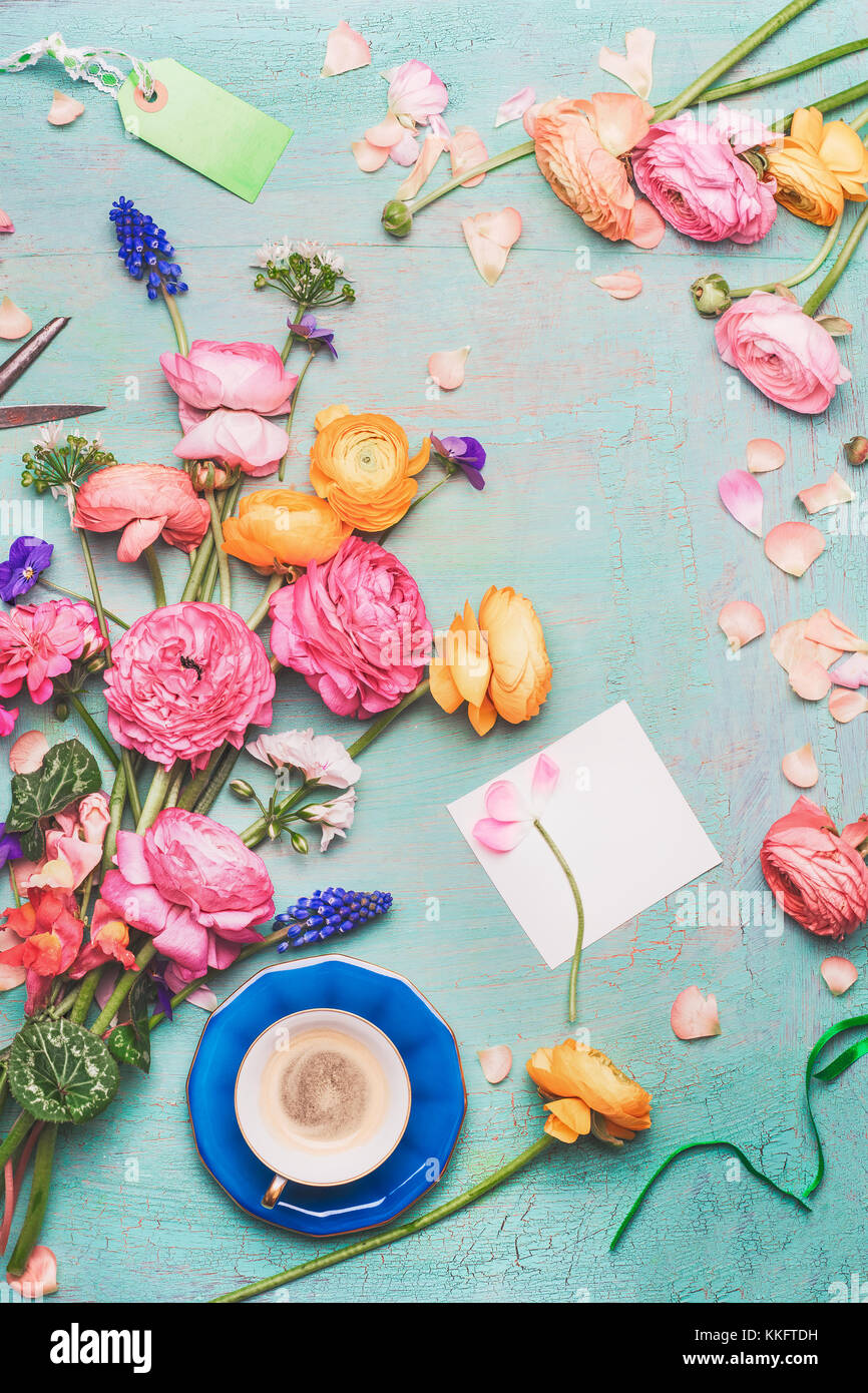 Tasse à Café Avec Bouquet De Jolies Fleurs Et Le Papier