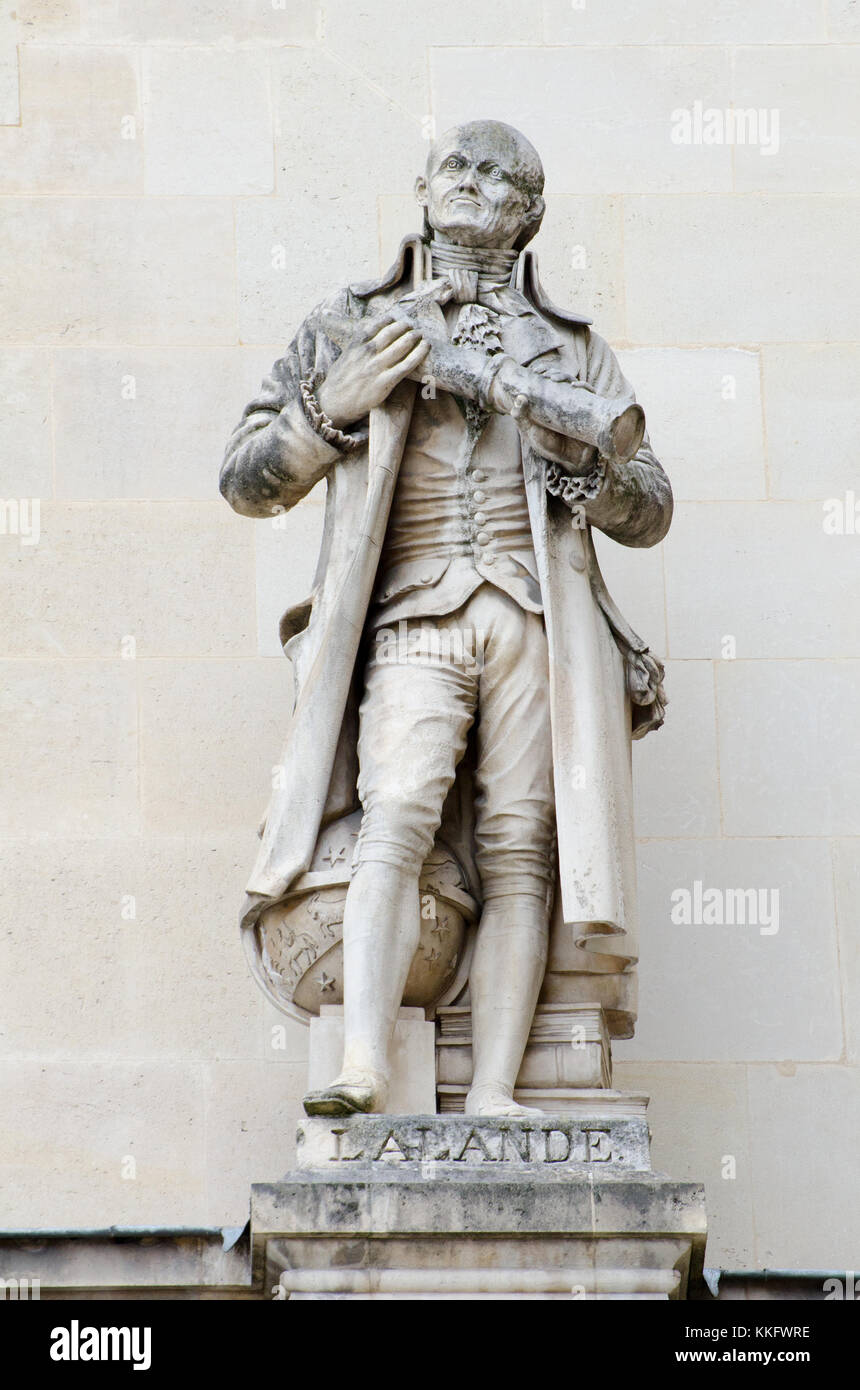 Paris, France. Palais du Louvre. Statue dans la cour Napoléon : Joseph Jérôme Lefrançois de Lalande (1732 - 1807) astronome Français, franc-maçon et écrire Banque D'Images