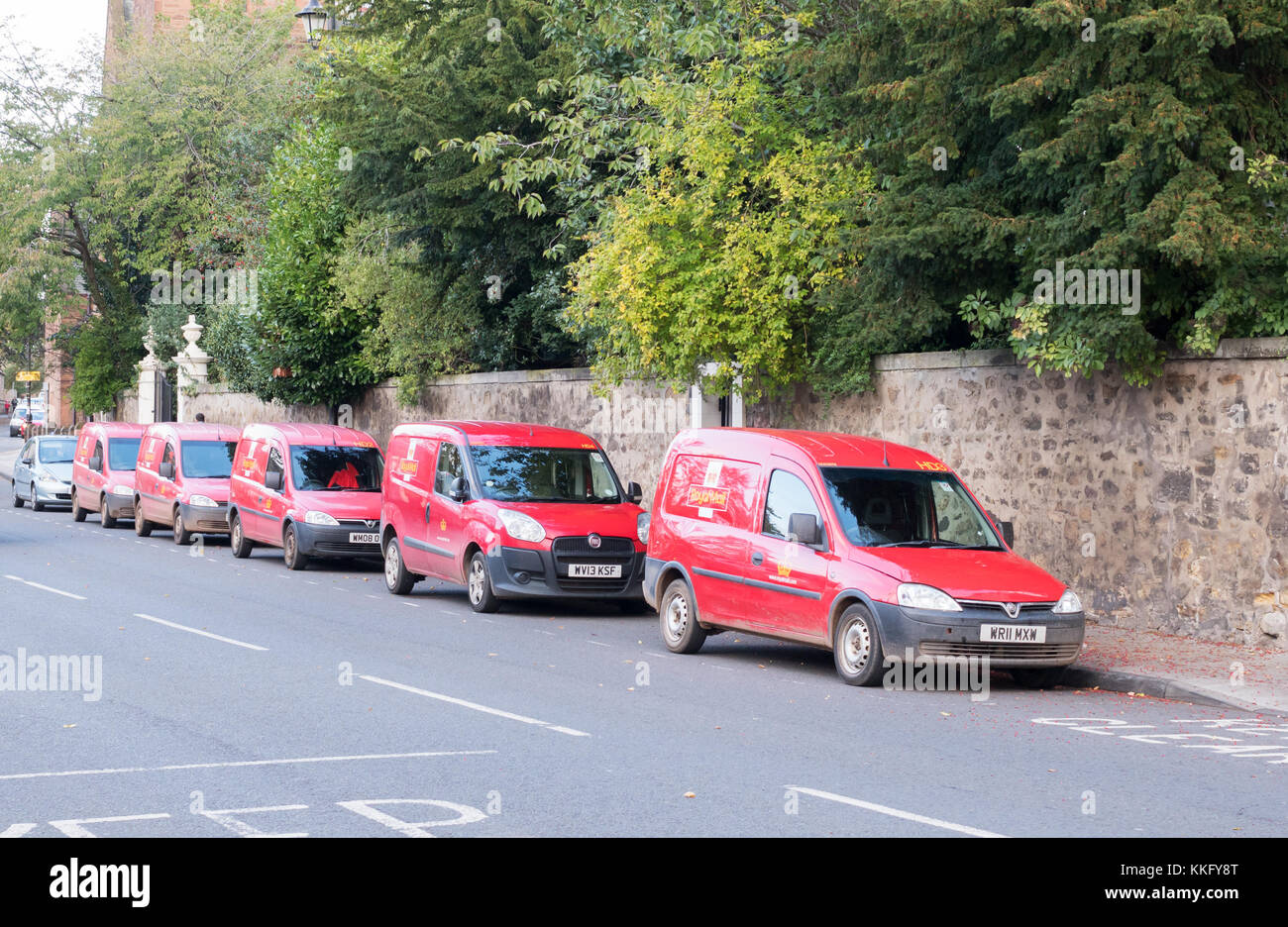 Rangée de Royal Mail camionnettes en stationnement sur la rue dans Haddington, East Lothian, Scotland, UK, Europe Banque D'Images