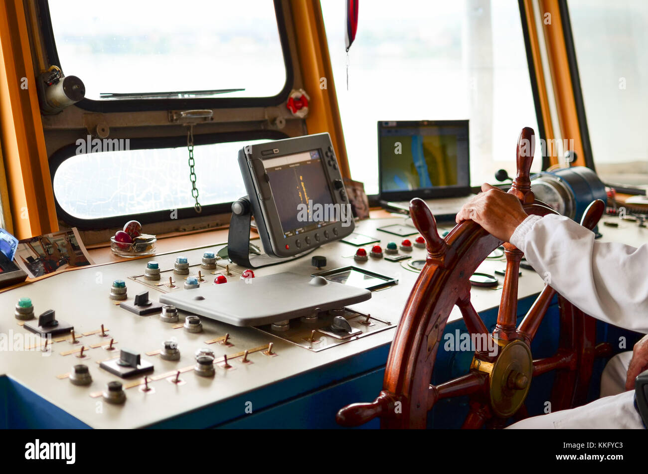 Fermer la vue en cabine du commandant de bord, matériel de navigation et captain's main sur le gouvernail pendant les croisières Banque D'Images