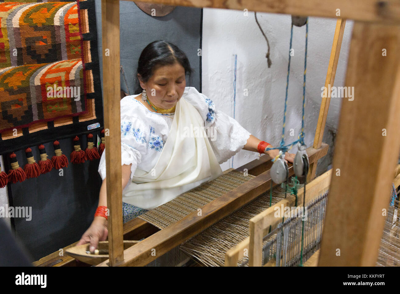 Culture équatorienne - une femme équatorienne mature utilisant un métier à tisser traditionnel pour fabriquer des textiles, Otavalo, Equateur, Amérique du Sud Banque D'Images