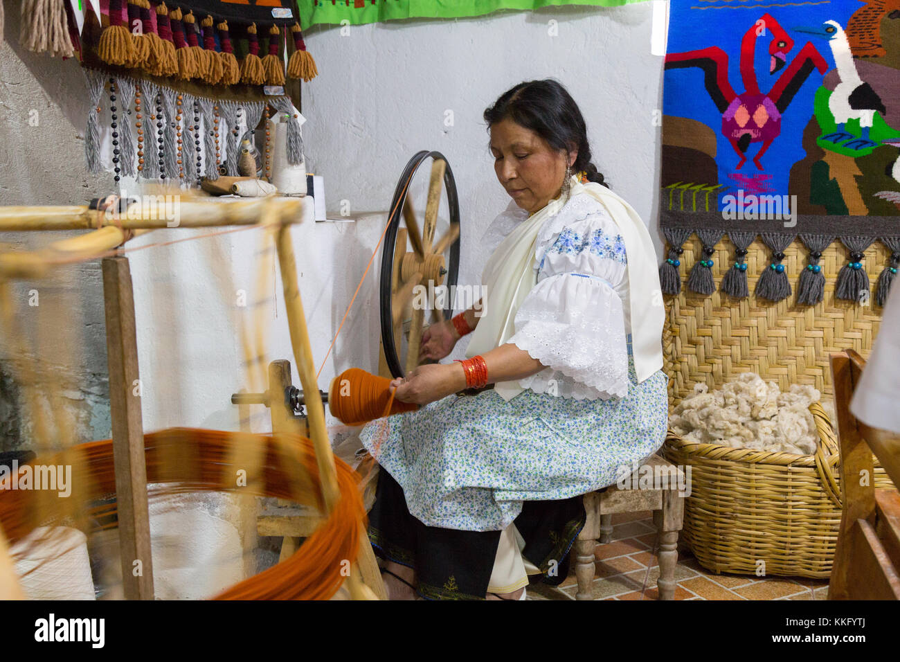 Culture équatorienne - une femme équatorienne mature utilisant un fil de rotation de roue traditionnelle pour fabriquer des textiles, Otavalo, Equateur, Amérique du Sud Banque D'Images