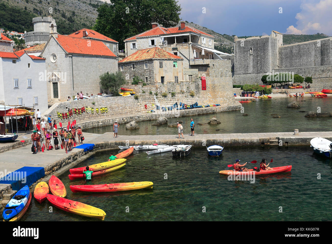 Kayaks de mer sous Fort Bokar, murs de la ville de Dubrovnik, la côte dalmate, Mer Adriatique, la Croatie, Balkans, Europe. Dubrovnik est un site du patrimoine mondial de l'UNESCO Banque D'Images