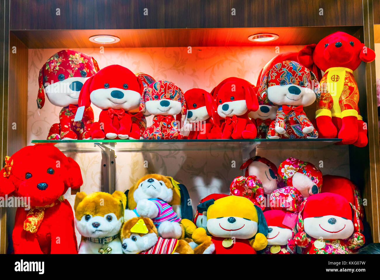 Les chiens et autres chiens. chiens rouges décorations du Nouvel An lunaire chinois beijing chine. 2018 année du chien dans la nouvelle année lunaire chinoise accrochés par des décorations. Banque D'Images