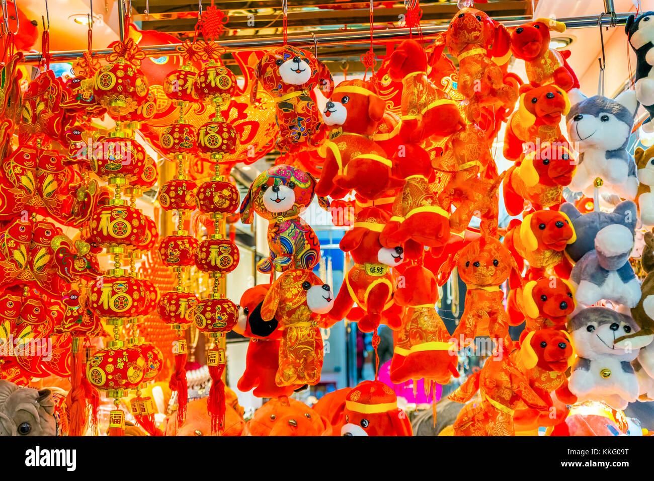 Les chiens et autres chiens. chiens rouges décorations du Nouvel An lunaire chinois beijing chine. 2018 année du chien dans la nouvelle année lunaire chinoise accrochés par des décorations. Banque D'Images