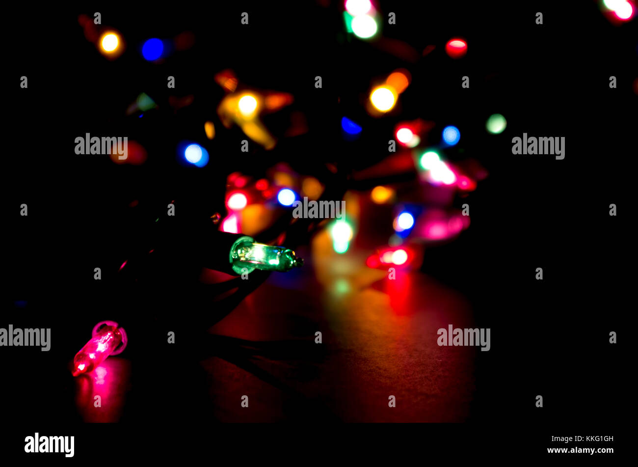 Les lumières de Noël avec des lumières de flou en arrière-plan Banque D'Images