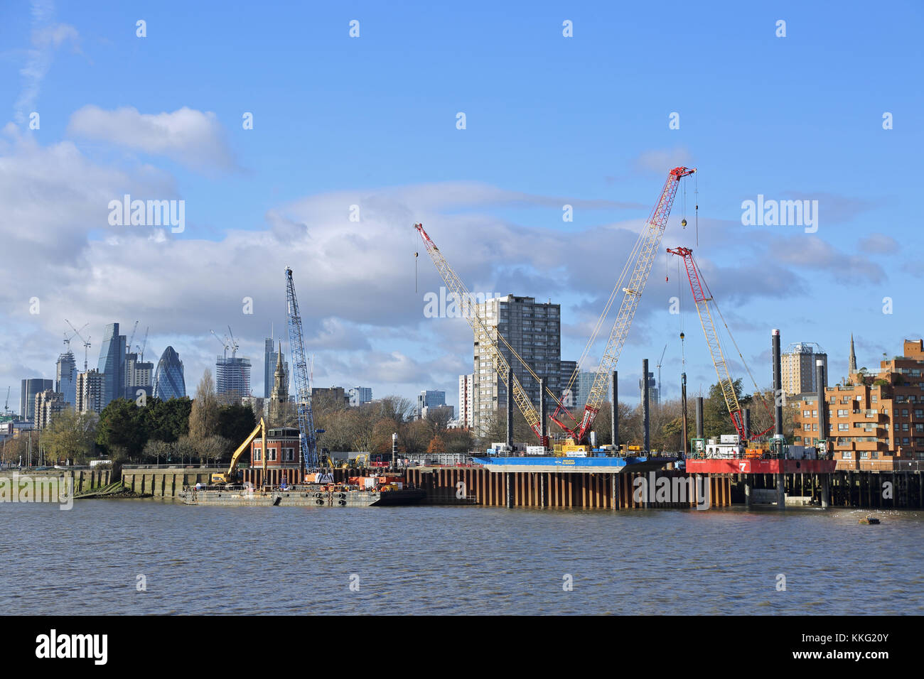 Construction du nouvel égout Thames Tideway à Londres, Royaume-Uni. Des péniches de levage soutiennent des grues et du matériel d'excavation sur la Tamise à Wapping. Banque D'Images