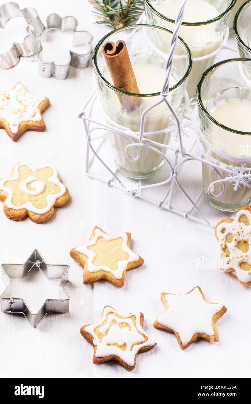 Un assortiment de biscuits de Noël et de verres de lait cocktail, servi avec des bâtons de cannelle. voir la série. Banque D'Images