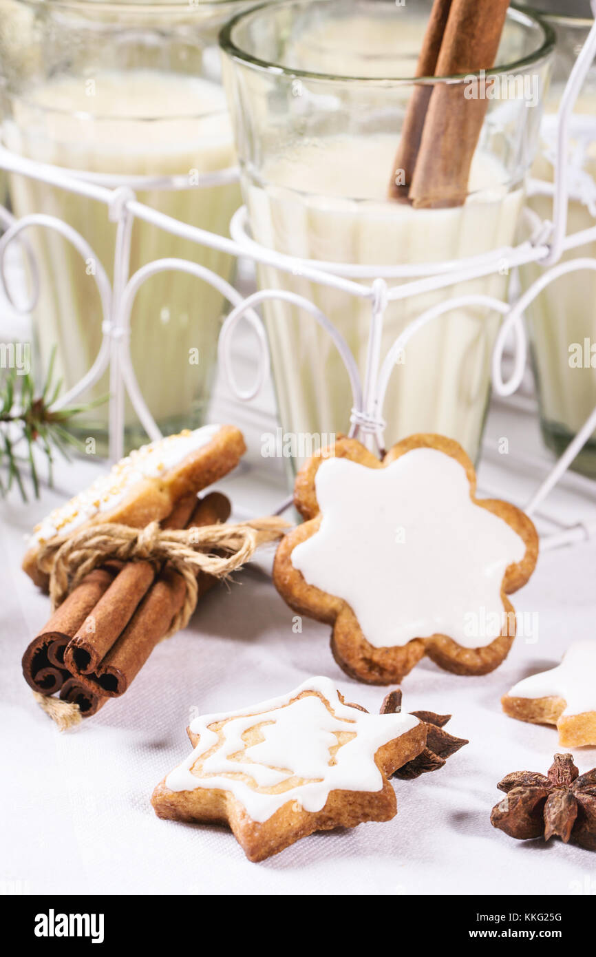 Un assortiment de biscuits de Noël et de verres de lait cocktail, servi avec des bâtons de cannelle. voir la série. Banque D'Images
