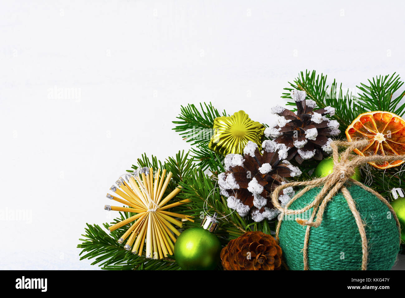 Noël arrière-plan avec des branches de sapin, des pommes de pin, de paille et de l'ornement de la ficelle à la main star, copier l'espace. Banque D'Images