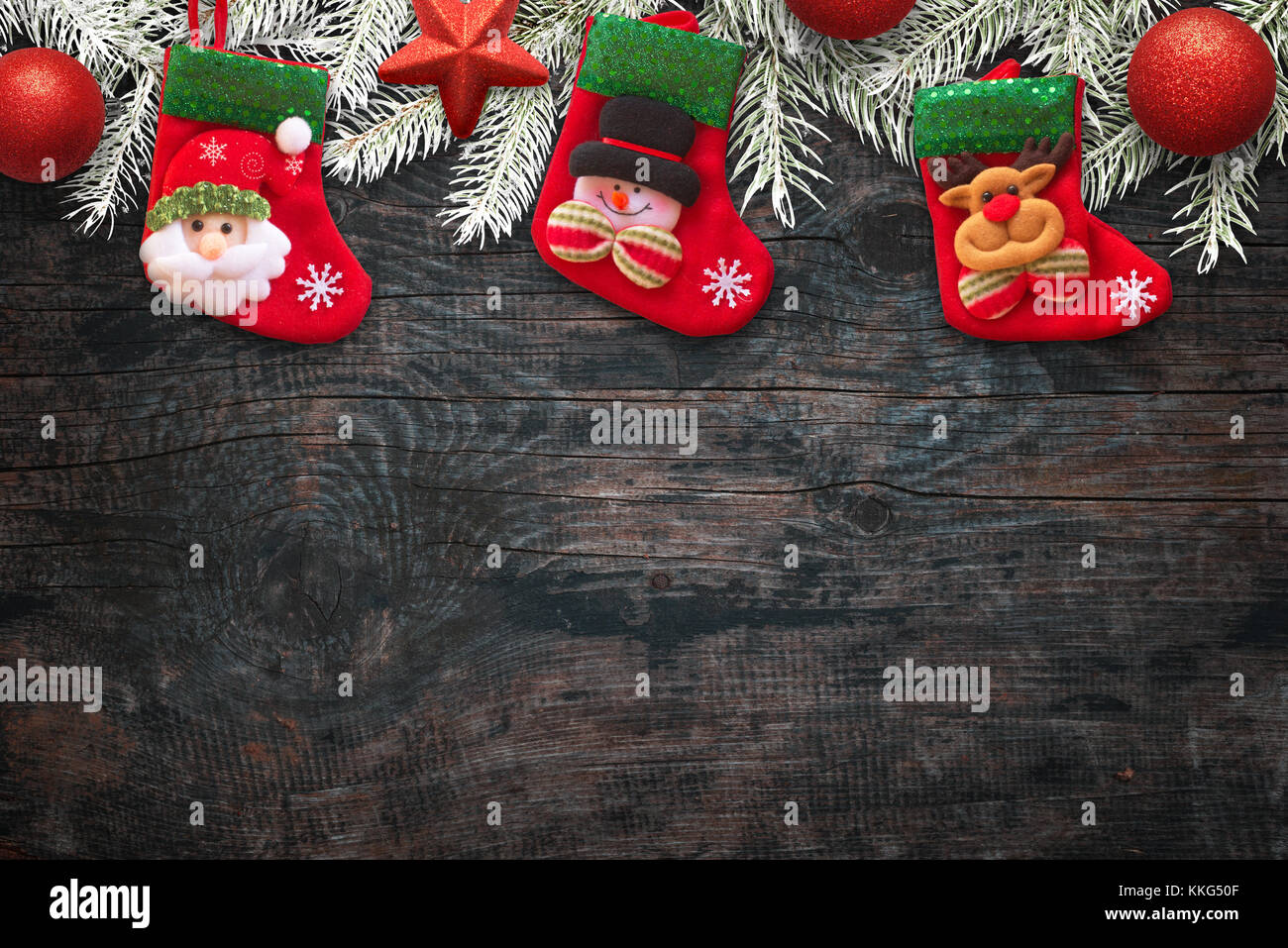 Enfants chaussette sur table en bois attendent les cadeaux du Père Noël. espace libre pour le texte bas sur planche de bois. vue d'en haut. Banque D'Images