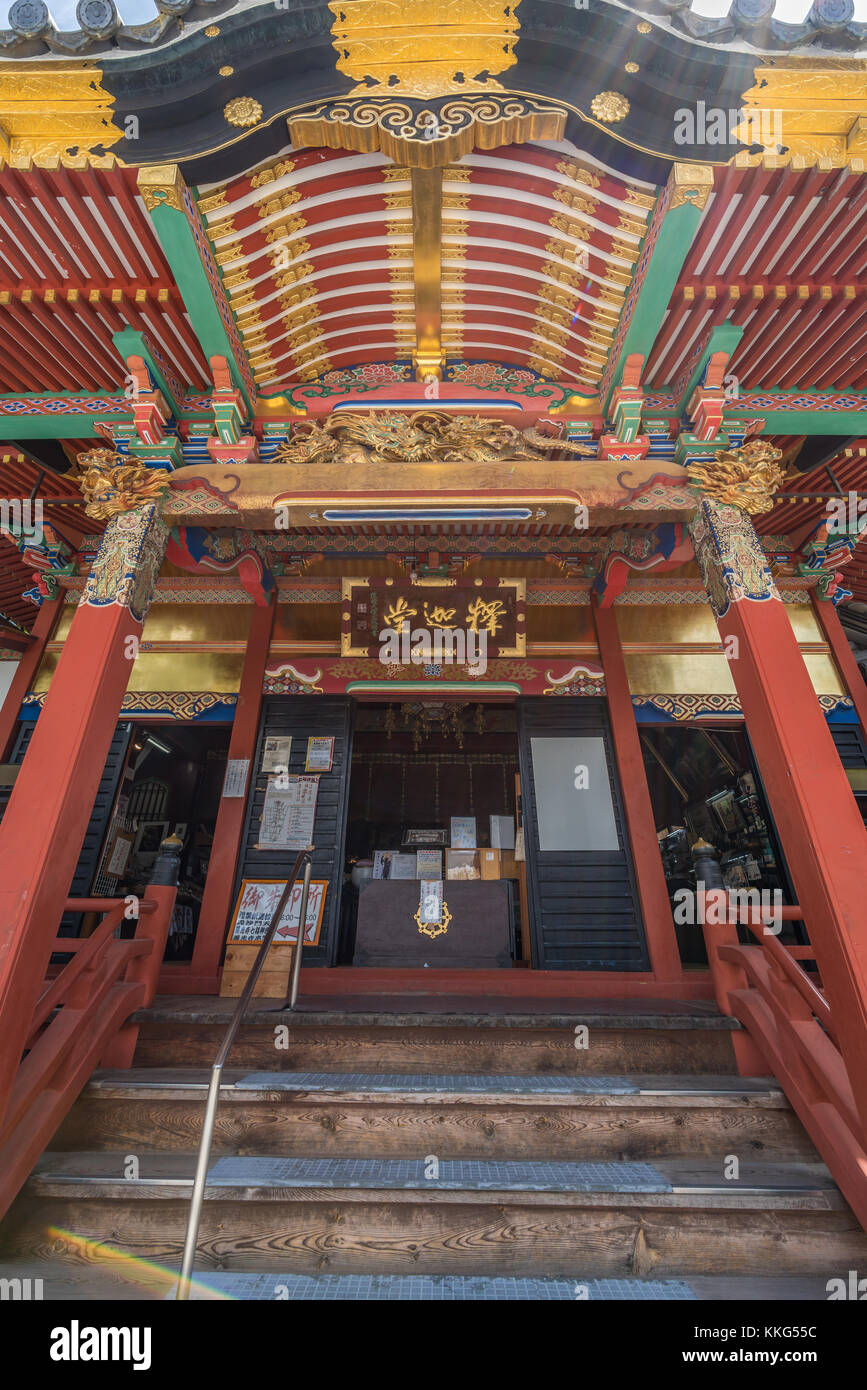 Nagano, Japon - 04 août 2017 : Saison-dans Temple Shakado. Entrée colorée et Sugaruhafu bargeboard détail. Situé dans la ville de Nagano, Japon Banque D'Images