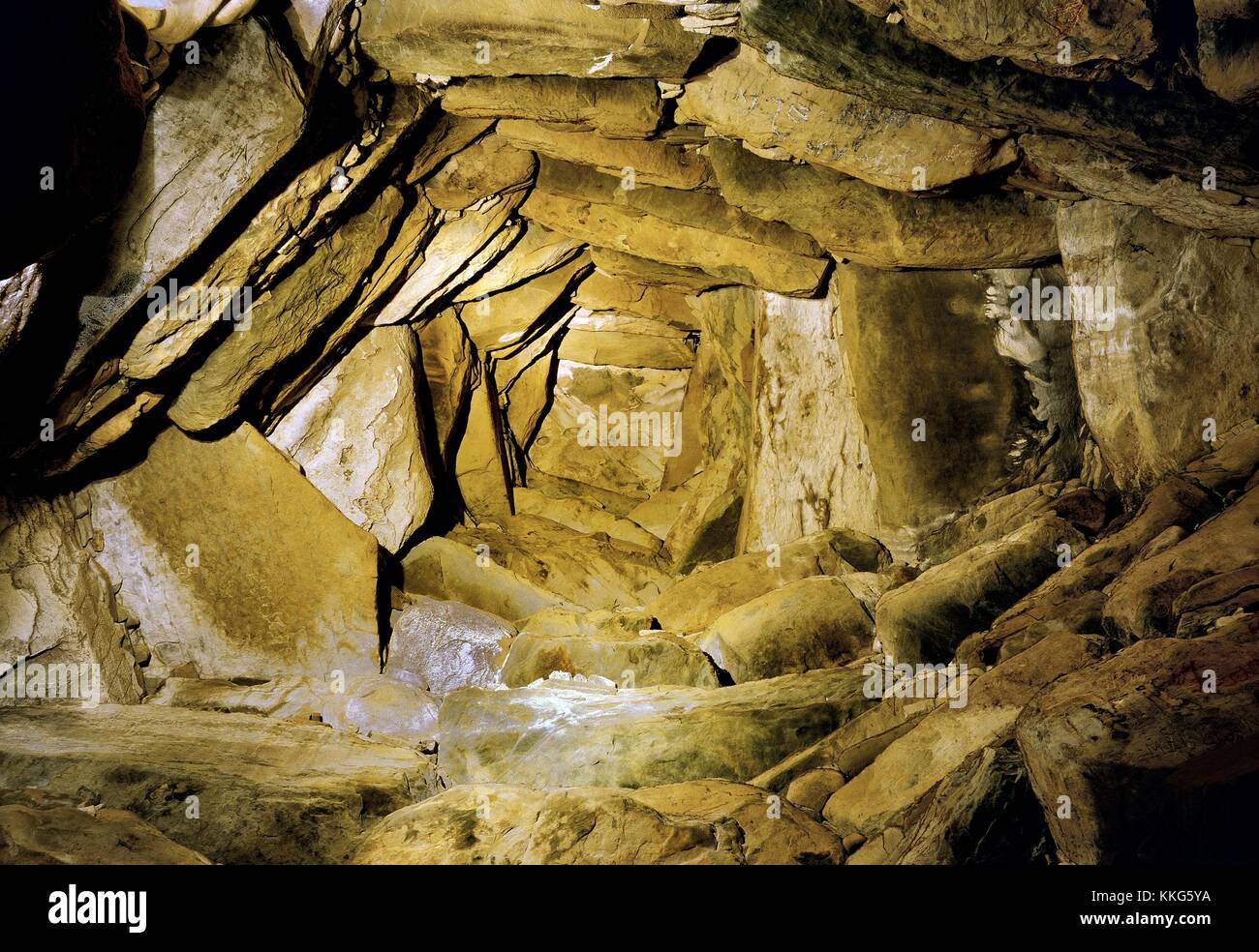 À la verticale dans le toit en encorbellement en dôme couvrant la chambre centrale profondément à l'intérieur du tumulus préhistorique de Newgrange. Banque D'Images